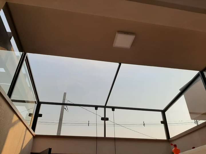 Cobertura de vidro instalada pela Alumetra